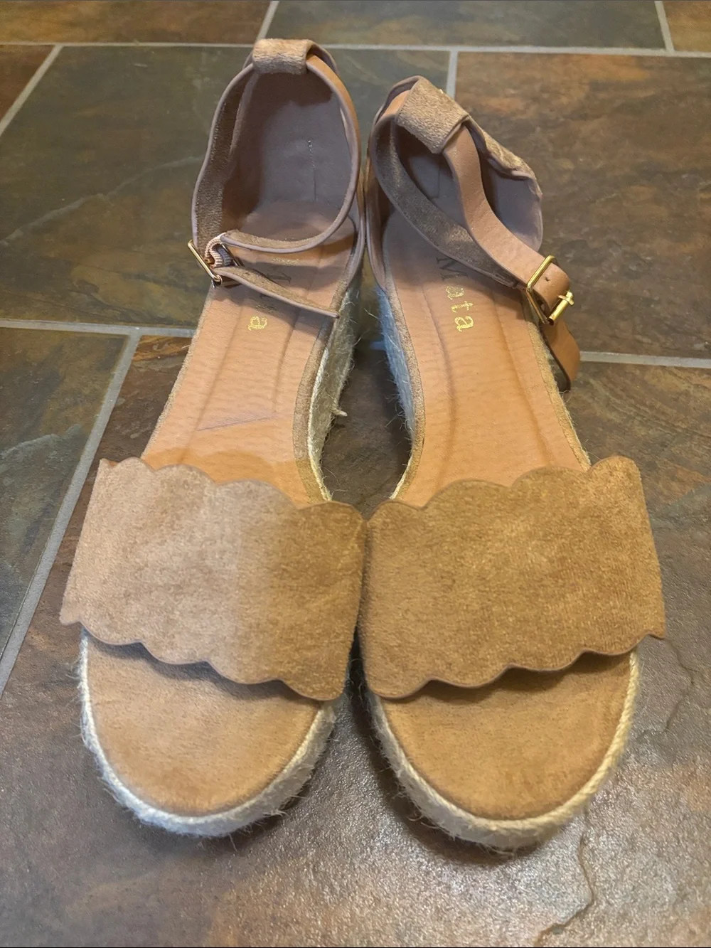 Women’s Scalloped Suede Espadrille Wedge in Tan
